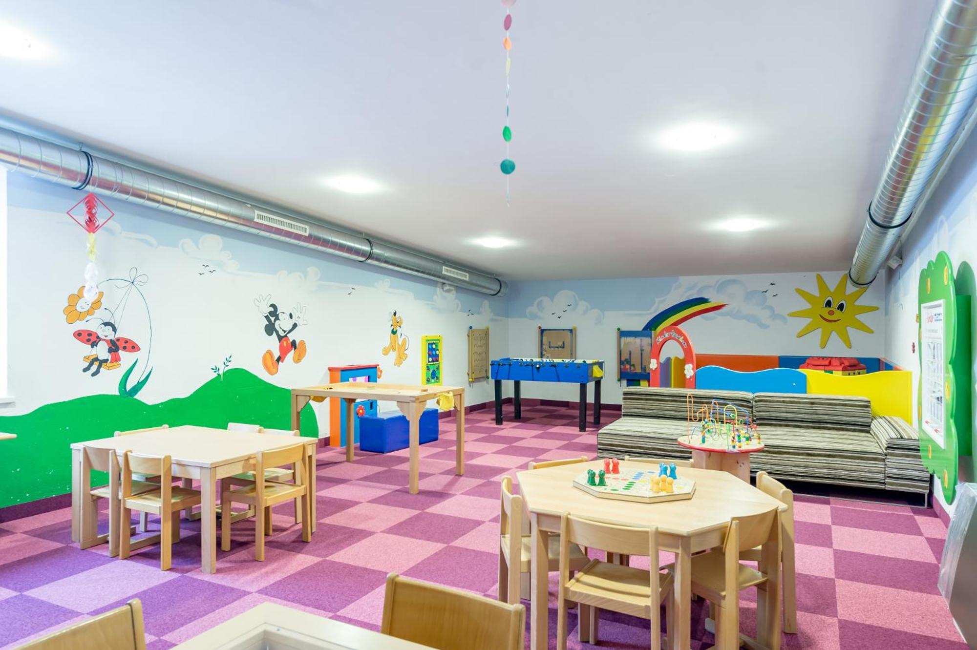 Hotel Andy 4 Sterne Superior Йерценс Екстериор снимка
