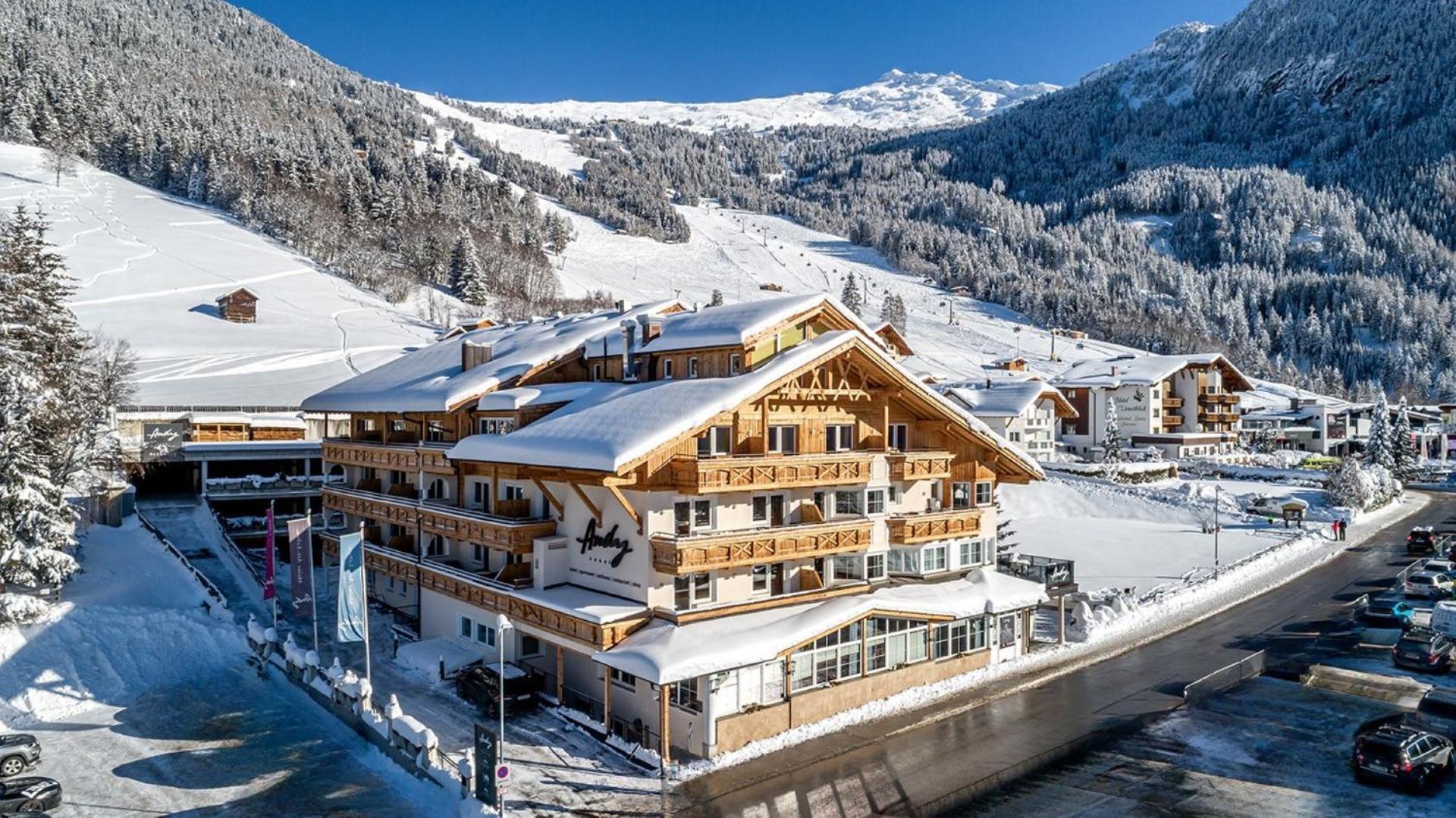 Hotel Andy 4 Sterne Superior Йерценс Екстериор снимка