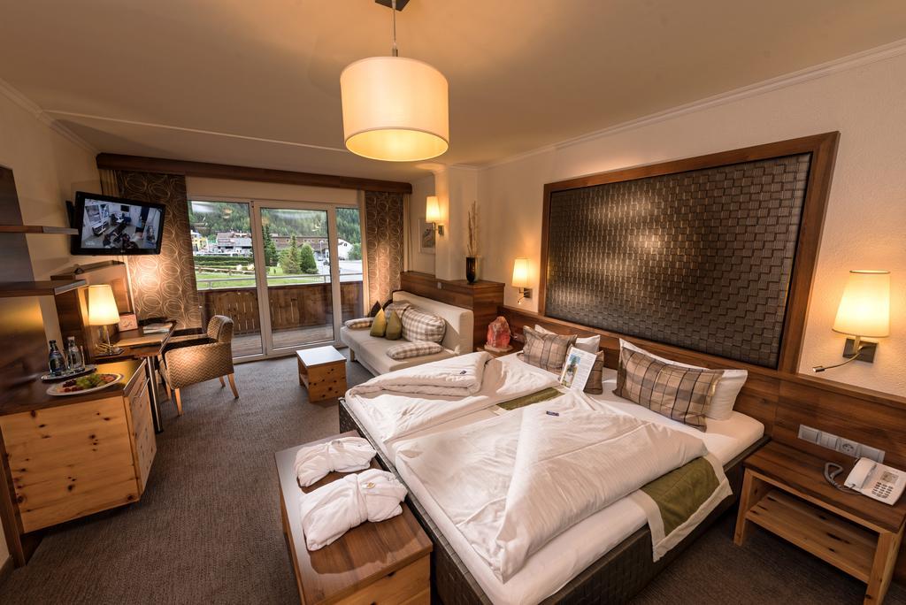 Hotel Andy 4 Sterne Superior Йерценс Екстериор снимка