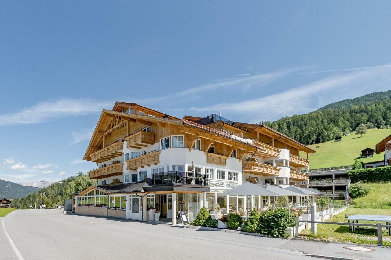 Hotel Andy 4 Sterne Superior Йерценс Екстериор снимка